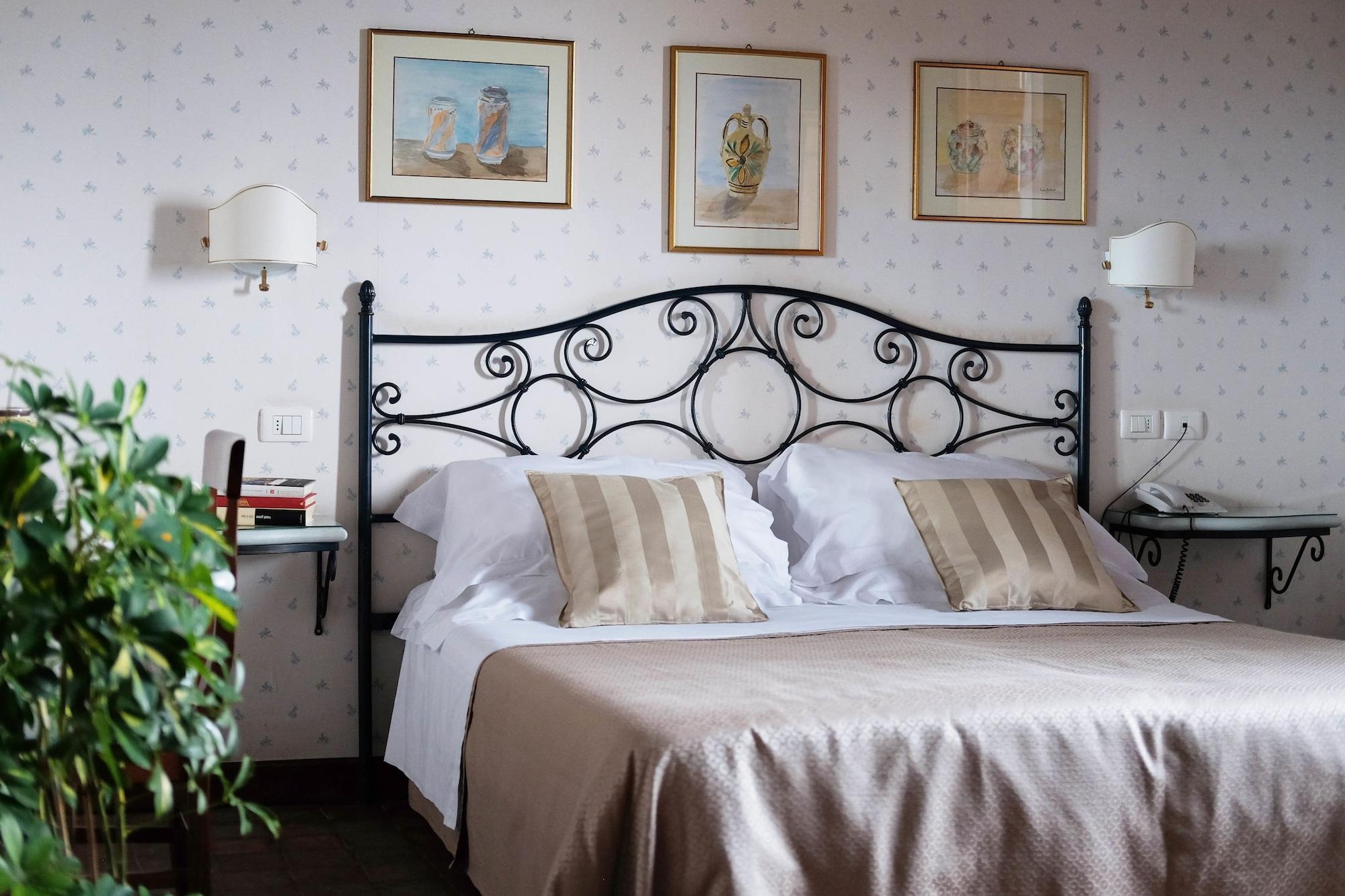 Hotel Villa Favorita Noto Bagian luar foto