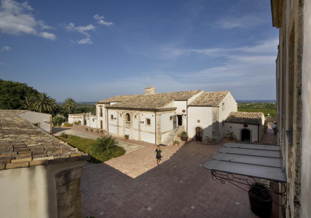 Hotel Villa Favorita Noto Bagian luar foto