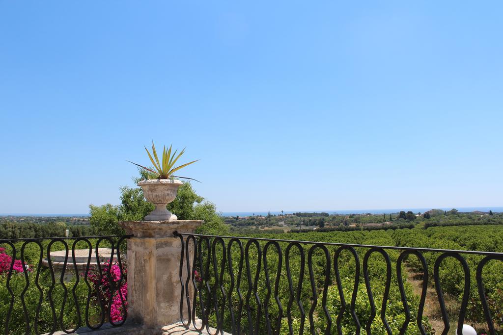 Hotel Villa Favorita Noto Bagian luar foto