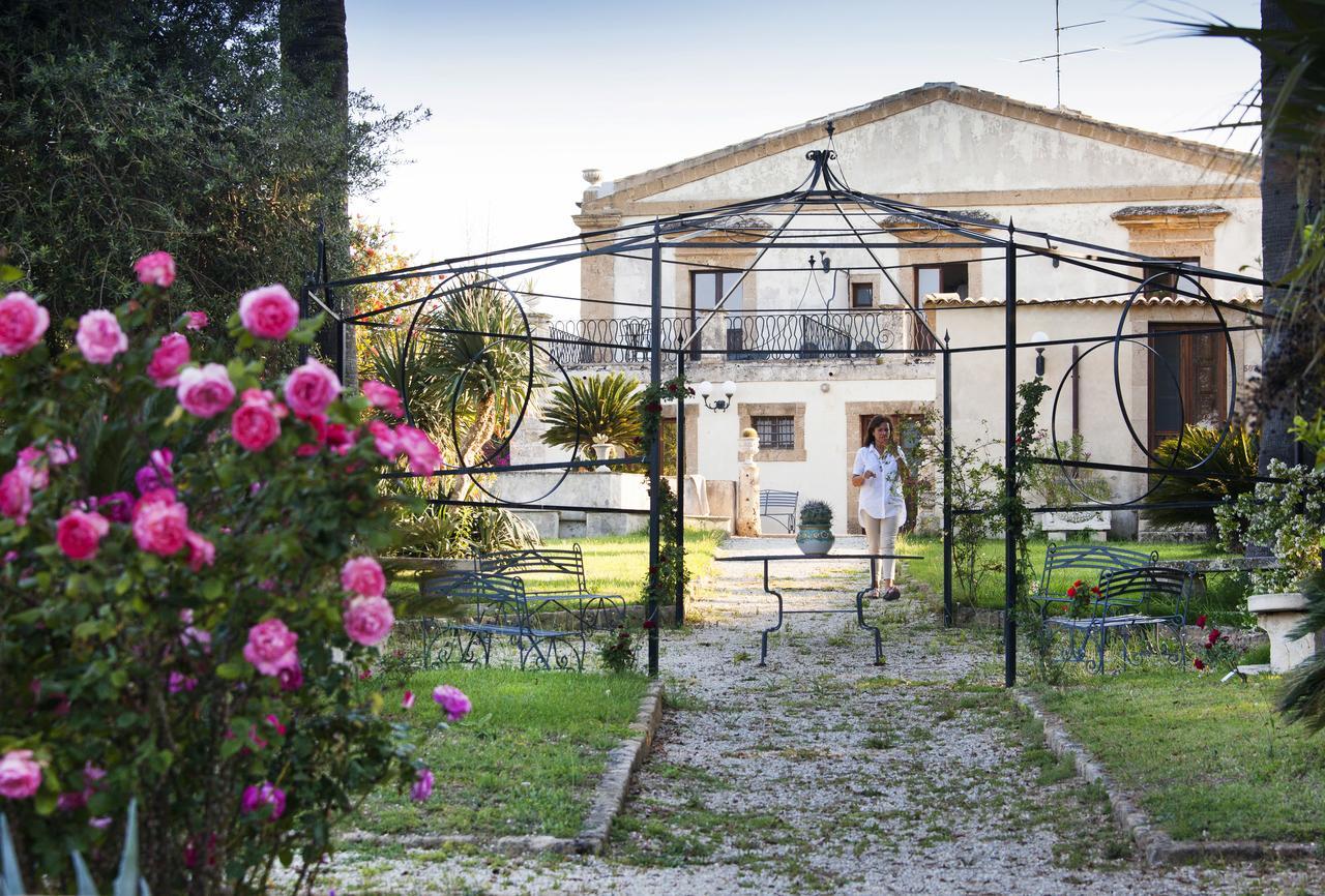 Hotel Villa Favorita Noto Bagian luar foto