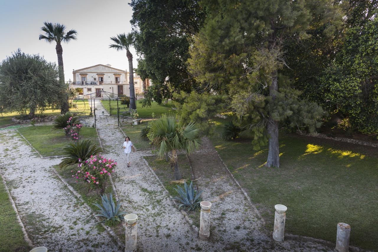 Hotel Villa Favorita Noto Bagian luar foto