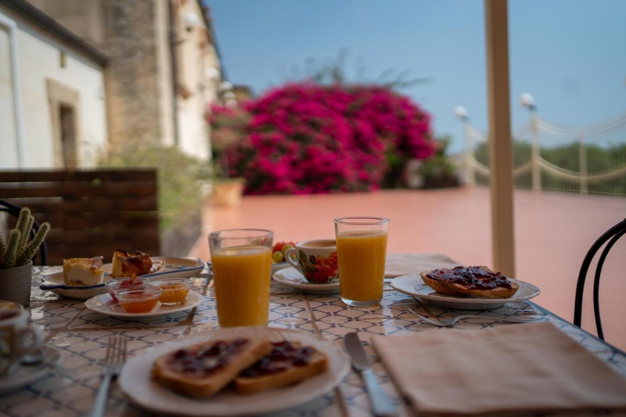 Hotel Villa Favorita Noto Bagian luar foto